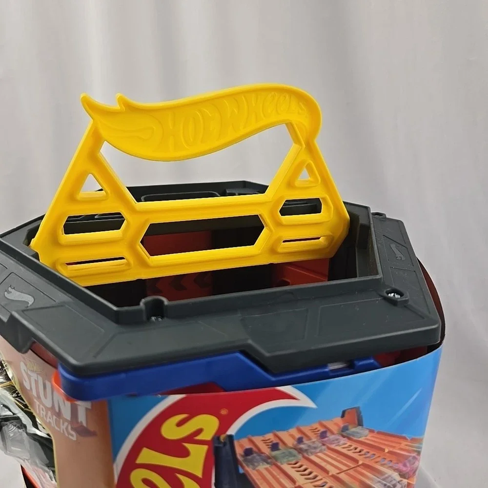 Hot Wheels Roll Out Raceway Track Set, Storage Bucket‎ Unrolls into 5-Lane Race